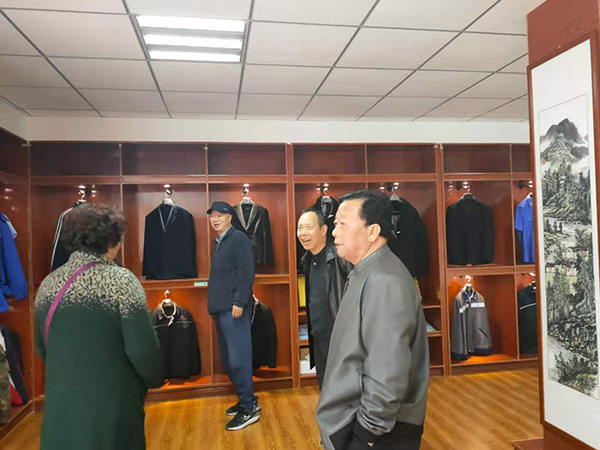 甘肅省文史館原館長(zhǎng)劉醒初、 隴南市政協(xié)原副主席張俊蘭一行到蘭州耐特服飾有限公司隴南生產(chǎn)基地參觀(guān)